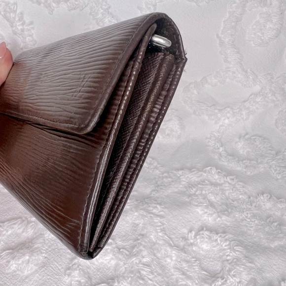 LOUIS VUITTON • EPI LEATHER • SARAH WALLET - Picture 4 of 10